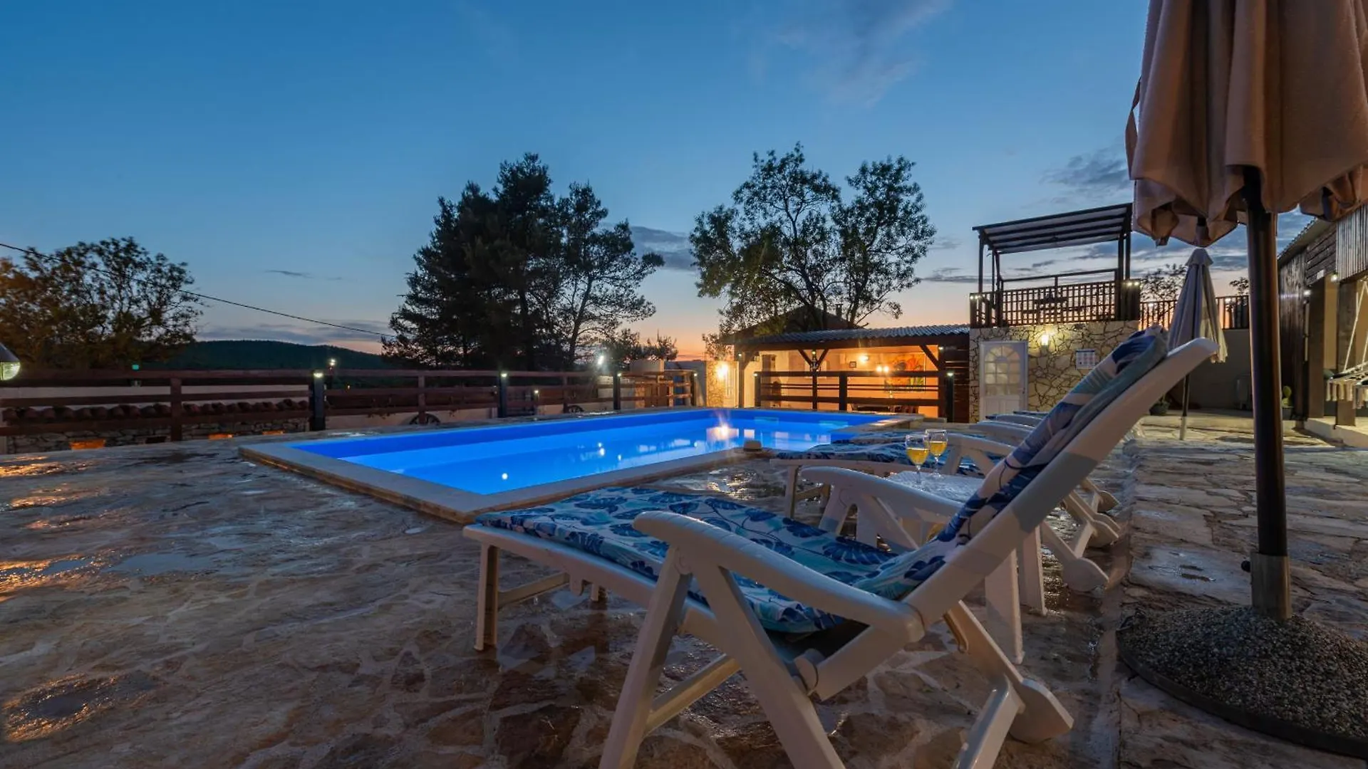 Holiday Home Burgija With Pool ベンコヴァツ