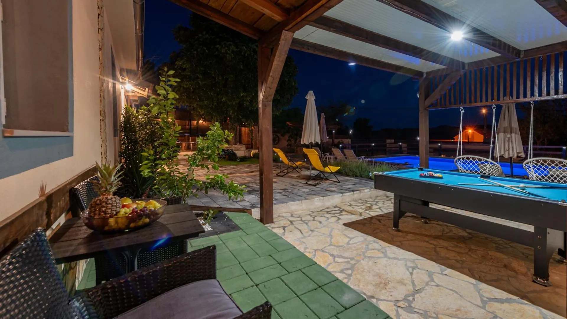 Holiday Home Burgija With Pool ベンコヴァツ