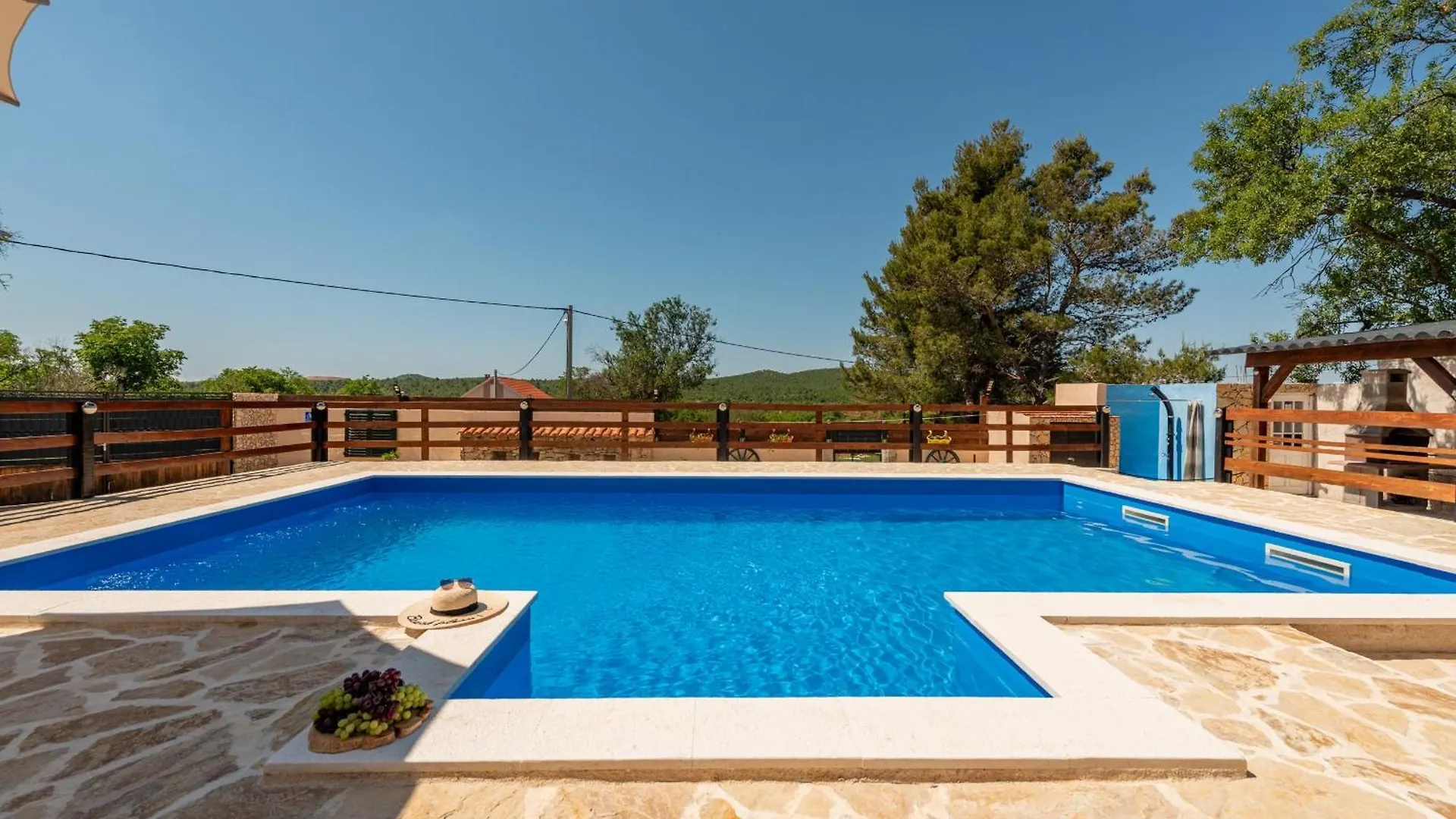 Holiday Home Burgija With Pool ベンコヴァツ