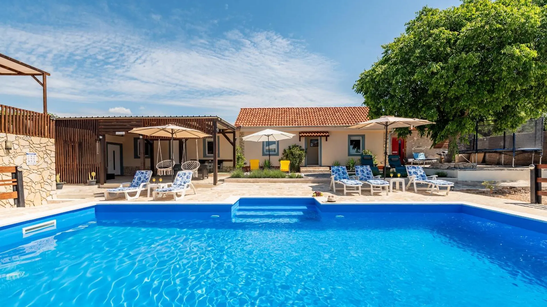 Holiday Home Burgija With Pool ベンコヴァツ