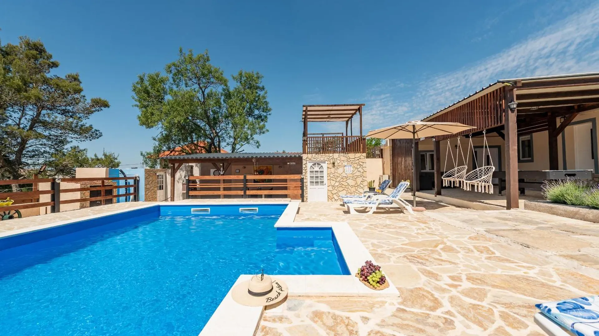 Holiday Home Burgija With Pool ベンコヴァツ