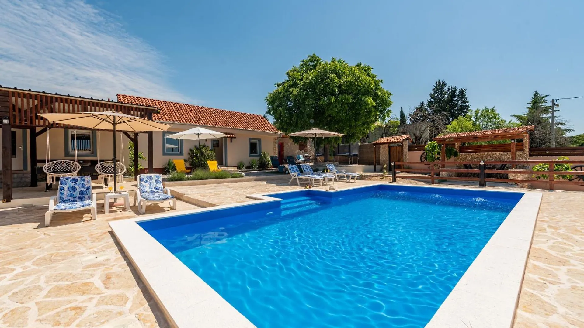 Holiday Home Burgija With Pool ベンコヴァツ