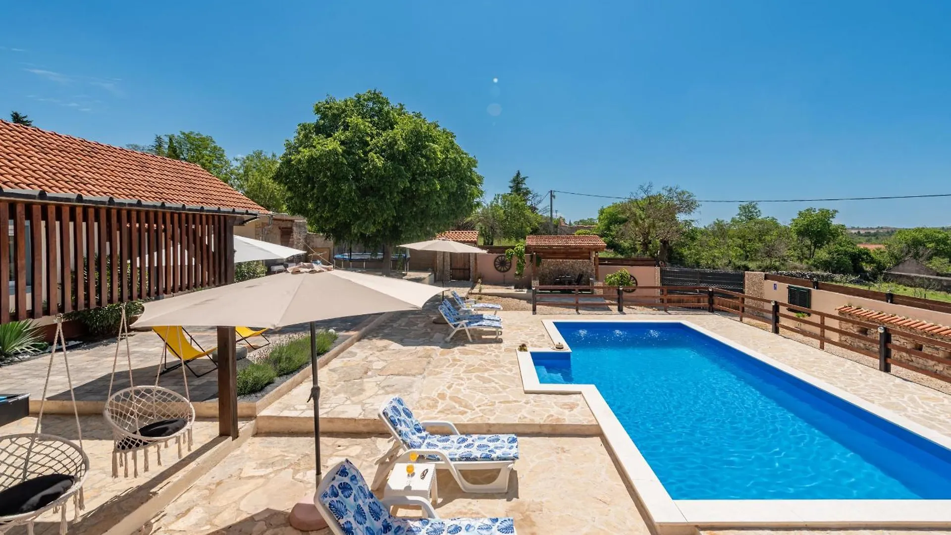 Holiday Home Burgija With Pool ベンコヴァツ